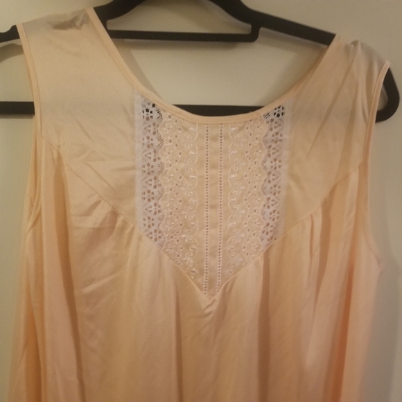 Vintage Peach Nightgown and Robe Set - Picture 3 of 6